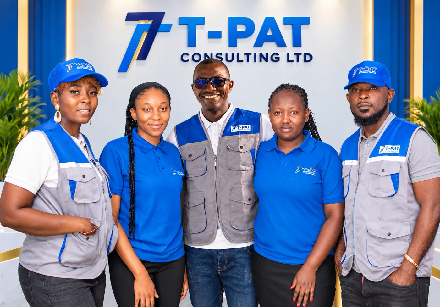 L'équipe T-PAT Consulting devant le logo du cabinet